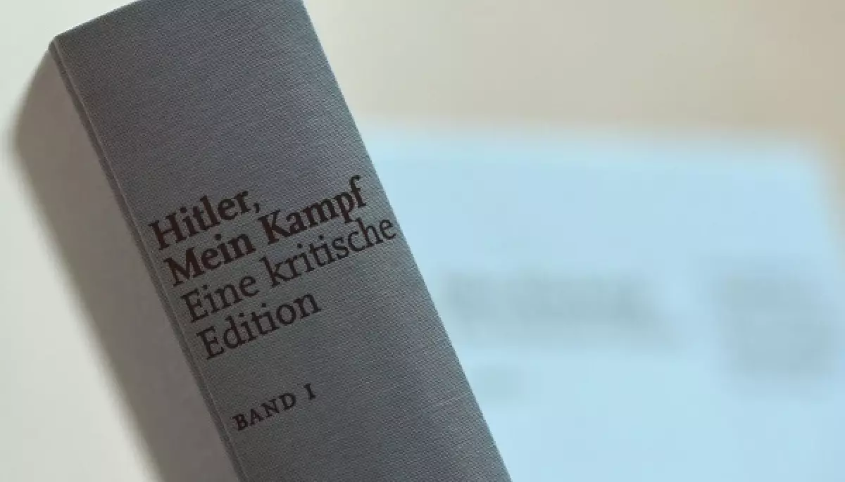 &laquo;На подарунок&raquo;. В &laquo;Епіцентрі&raquo; пропонували придбати книгу &laquo;Майн кампф&raquo;