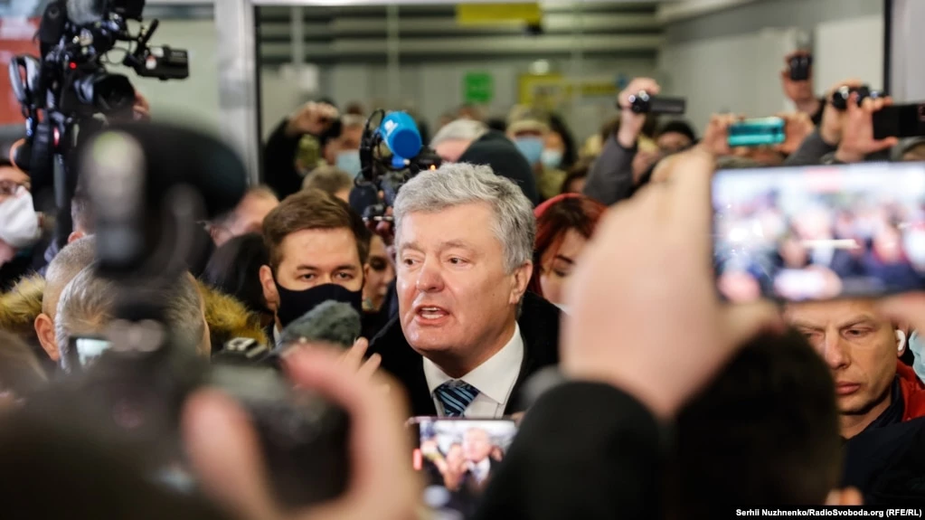 Суд оголосив перерву для ознайомлення адвокатів Порошенка із матеріалами справи