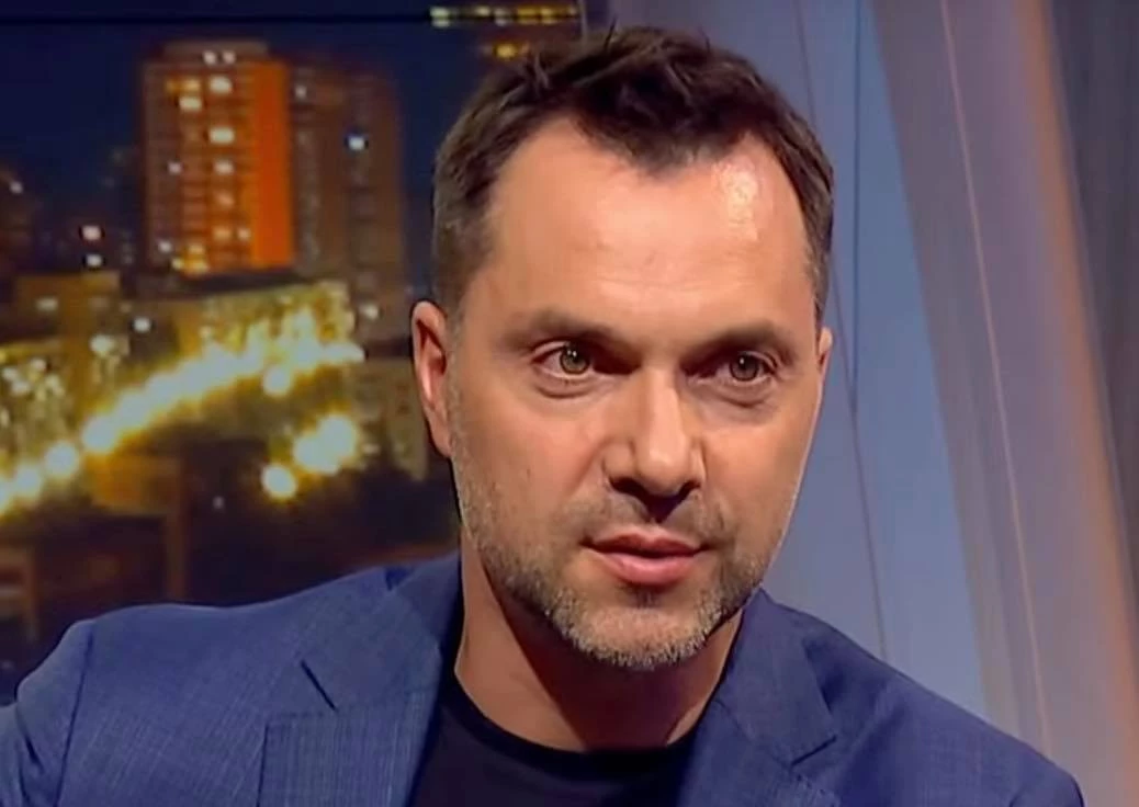 Олексій Арестович більше не радник Єрмака і не спікер української делегації в ТКГ
