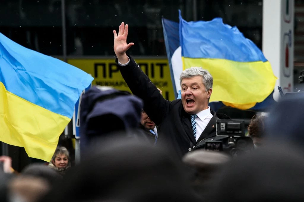 &laquo;Лютували і розганяли зрадоньку&raquo;. Що (не) розповіли теленовини про повернення Петра Порошенка в Україну