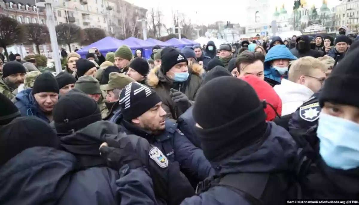 Біля Печерського суду сталися сутички між поліцією та мітингарями (ВІДЕО)