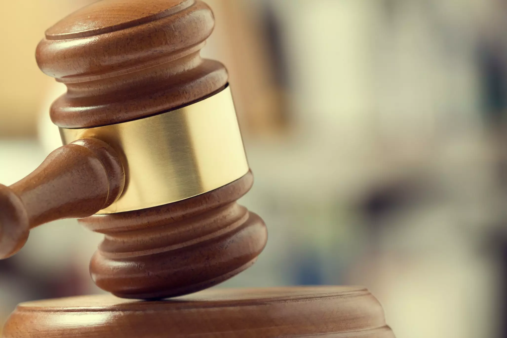 На Донеччині судитимуть двох чоловіків, які без ліцензії показували фільми в літньому кінотеатрі