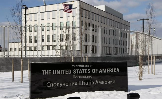 Держдеп наказав вивезти з Києва родини працівників посольства США