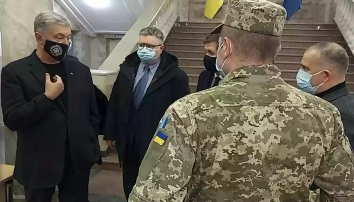 ДБР заявило, що Порошенко прибув на допит, але пішов за 7 хвилин, не дочекавшись слідчого