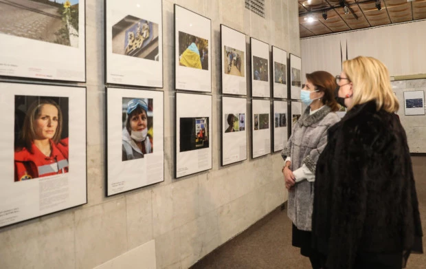 «Подарунок «Дня» Україні»