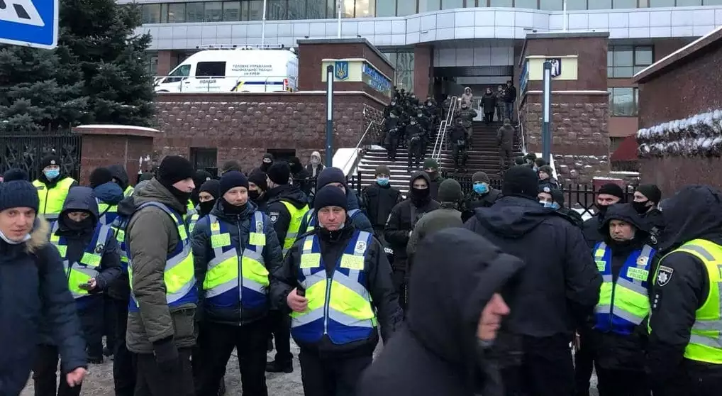Під Київським апеляційним судом збирається мітинг на підтримку Порошенка. &laquo;ЄС&raquo; вже заявила про перешкоджання