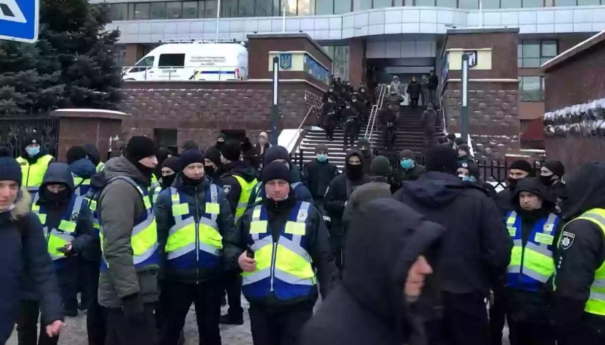 Під Київським апеляційним судом збирається мітинг на підтримку Порошенка. &laquo;ЄС&raquo; вже заявила про перешкоджання