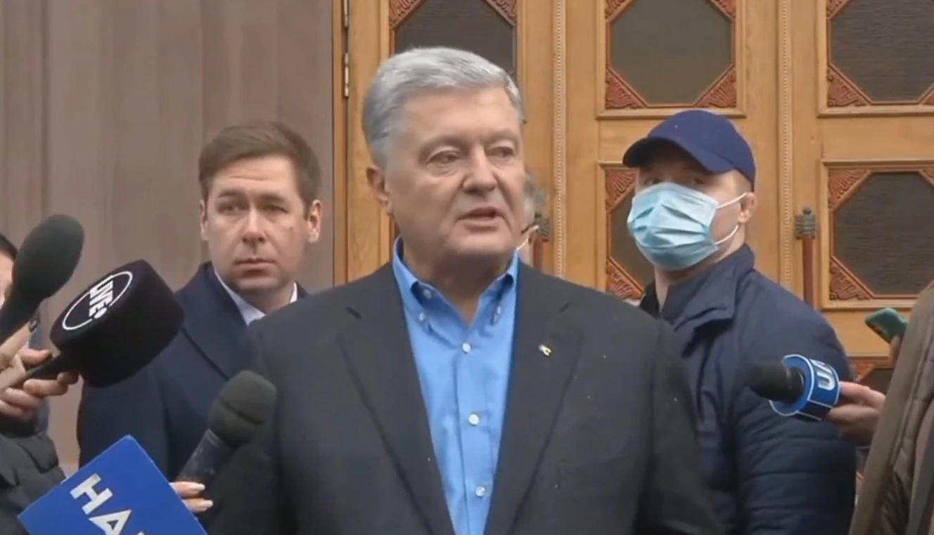 Порошенко прибув до ДБР та заявив, що не співпрацюватиме зі слідством