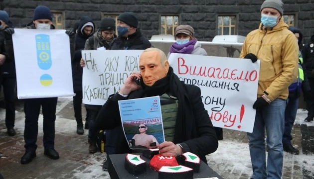Учасники акції &laquo;За ТБ українською!&raquo; під Кабміном влаштували перфоманс із маскою Путіна