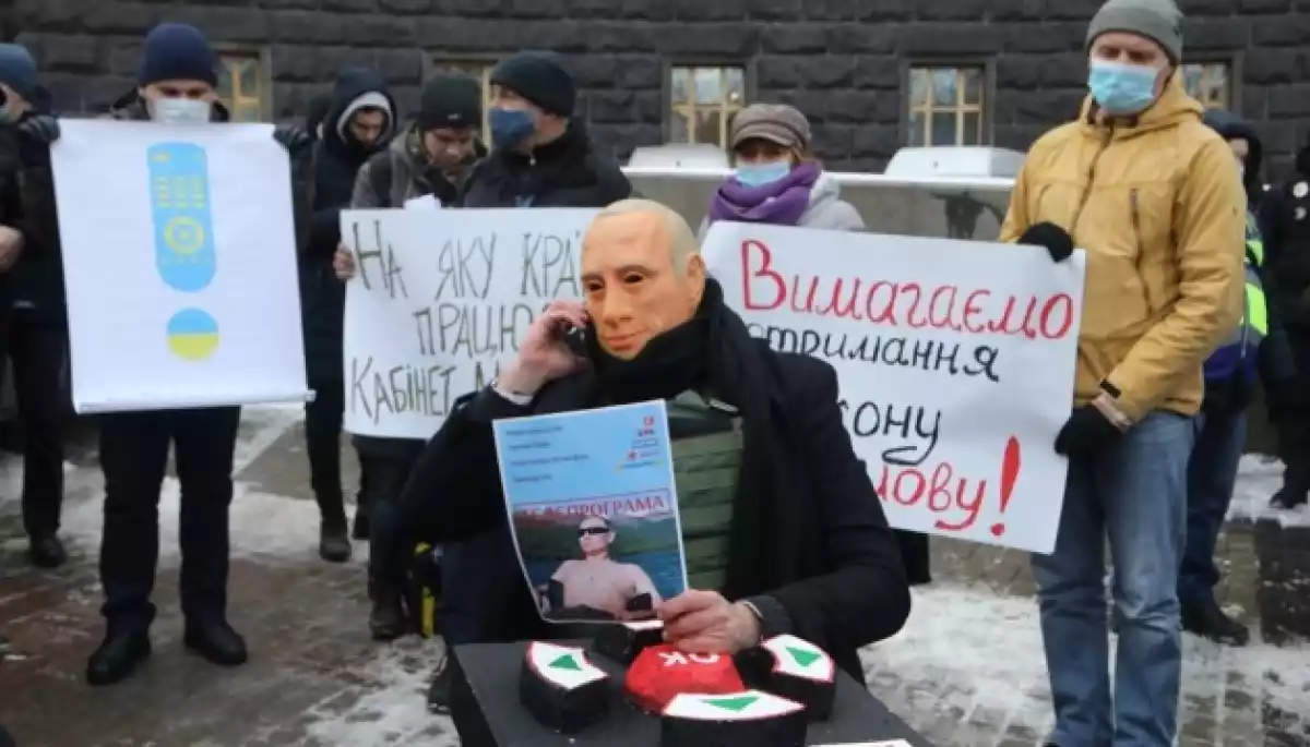 Учасники акції «За ТБ українською!» під Кабміном влаштували перфоманс із маскою Путіна
