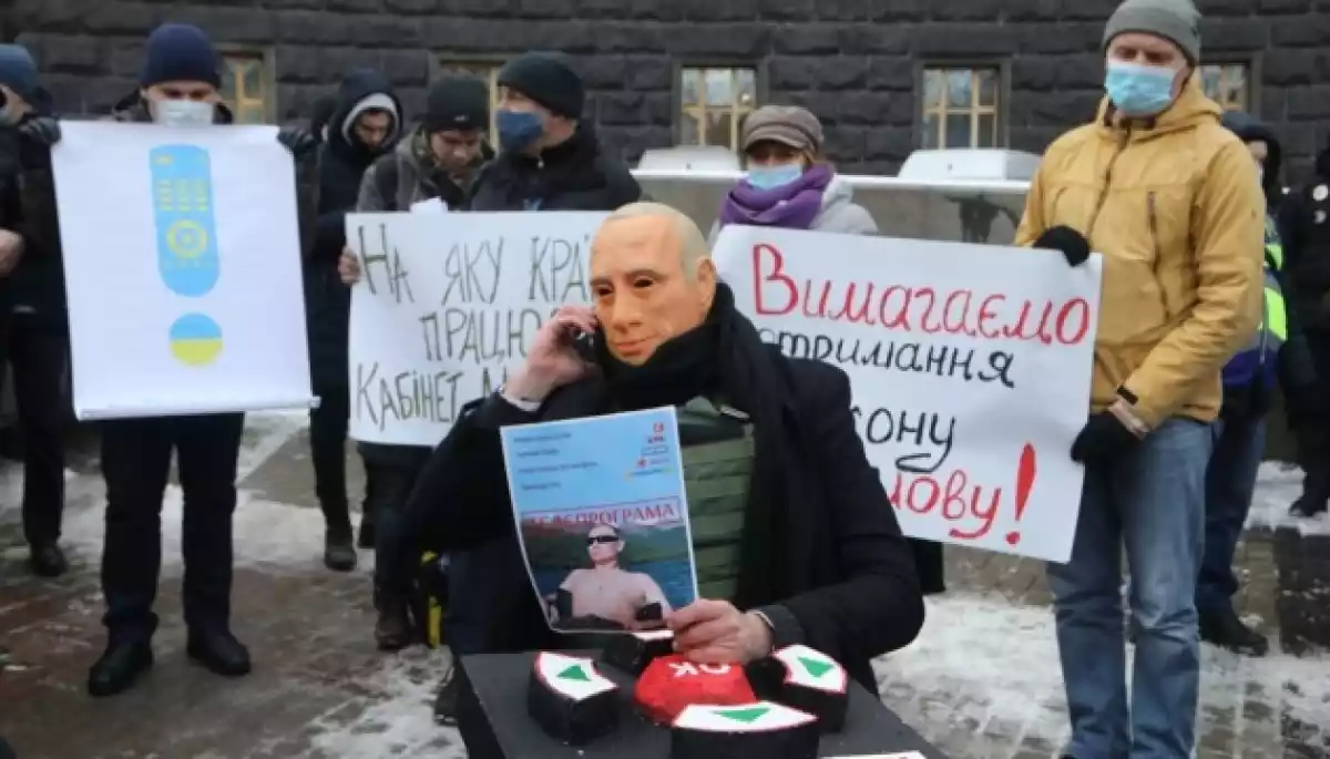 Учасники акції &laquo;За ТБ українською!&raquo; під Кабміном влаштували перфоманс із маскою Путіна