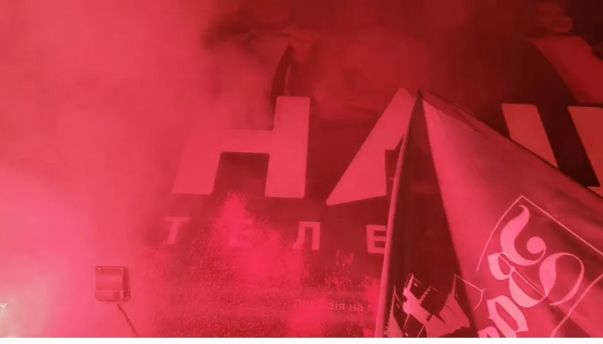Під офісом телеканалу &laquo;Наш&raquo; активісти вимагають санкцій проти Мураєва та закриття мовника