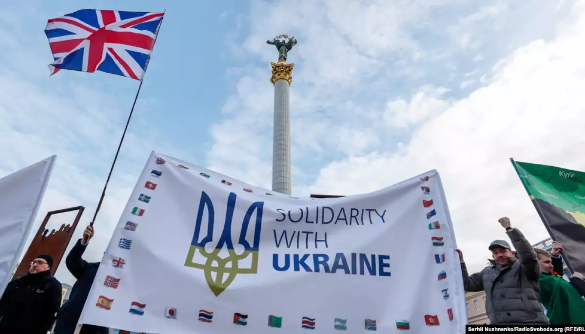 У Києві іноземні активісти та журналісти провели марш на підтримку України (ФОТО, ВІДЕО)