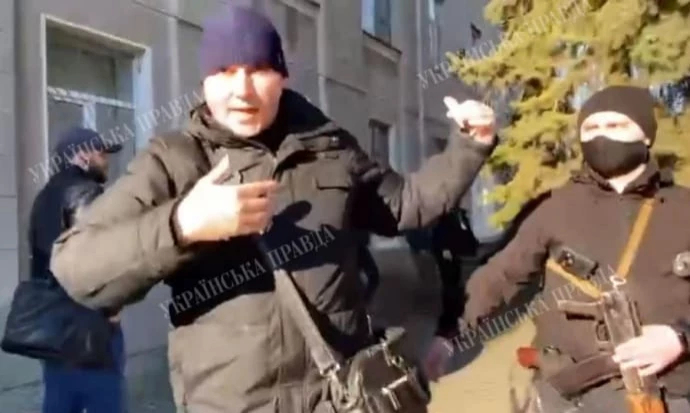 У Дніпрі невідомі зі зброєю напали на знімальну групу журналіста Михайла Ткача