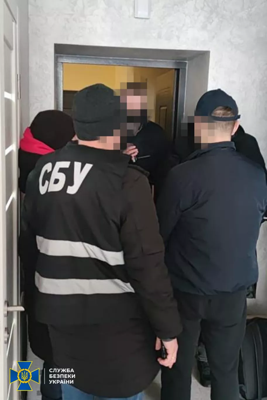 Поширював російські фейки та організовував проплачені акції. СБУ затримала «журналіста» Росаду