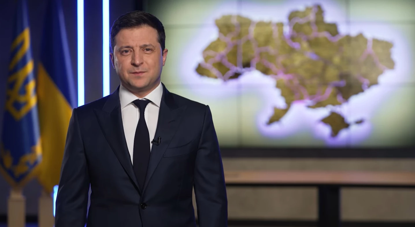 &laquo;Немає причин для хаотичних дій&raquo;: Зеленський звернувся до українців після визнання Росією незалежності окупованих районів Донбасу