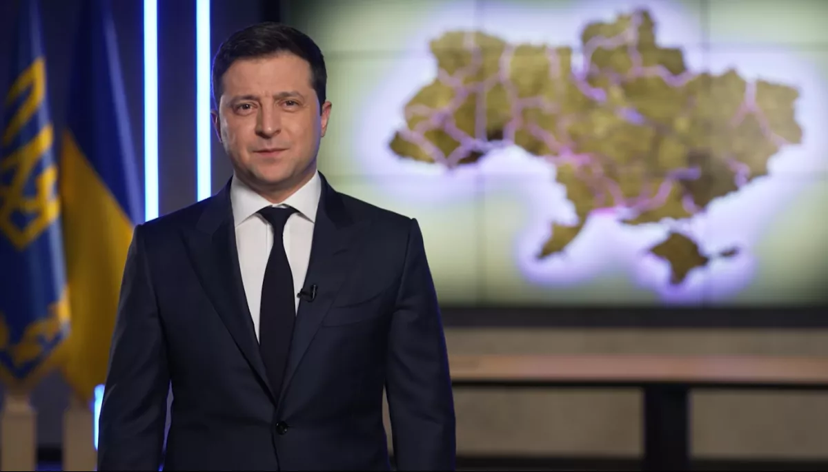 &laquo;Немає причин для хаотичних дій&raquo;: Зеленський звернувся до українців після визнання Росією незалежності окупованих районів Донбасу