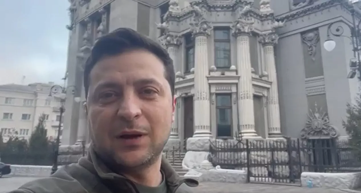 Зеленський закликав не вірити фейкам про складання зброї українською армією