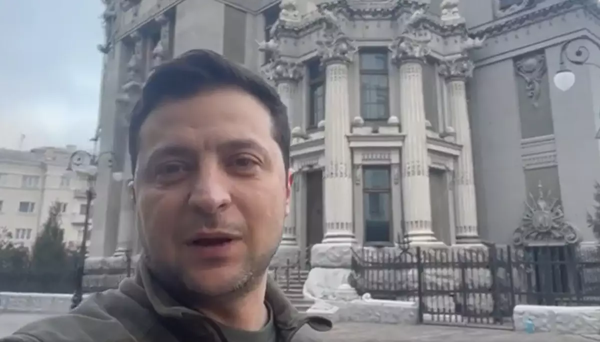 Зеленський закликав не вірити фейкам про складання зброї українською армією