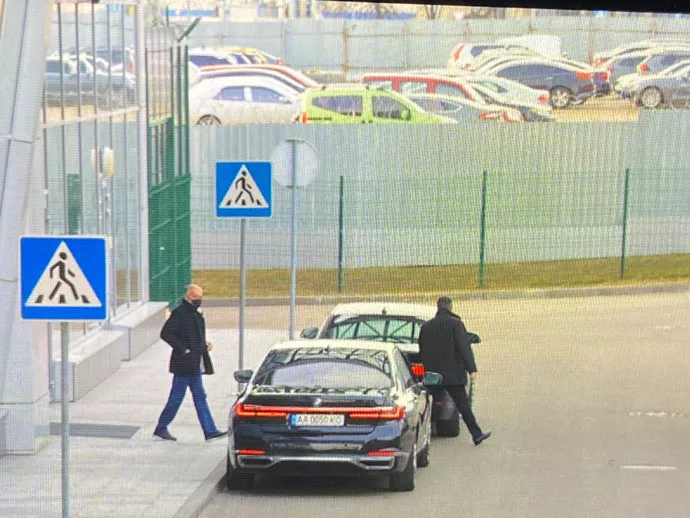 &laquo;Поїхали не всі&raquo;. ЗМІ з'ясували, де зараз українські олігархи та їхні літаки