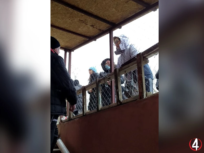 «Чужа, знімає відео». У Рівному мешканці будинку зачинили журналістку в підвалі, запідозривши диверсію (ВІДЕО)