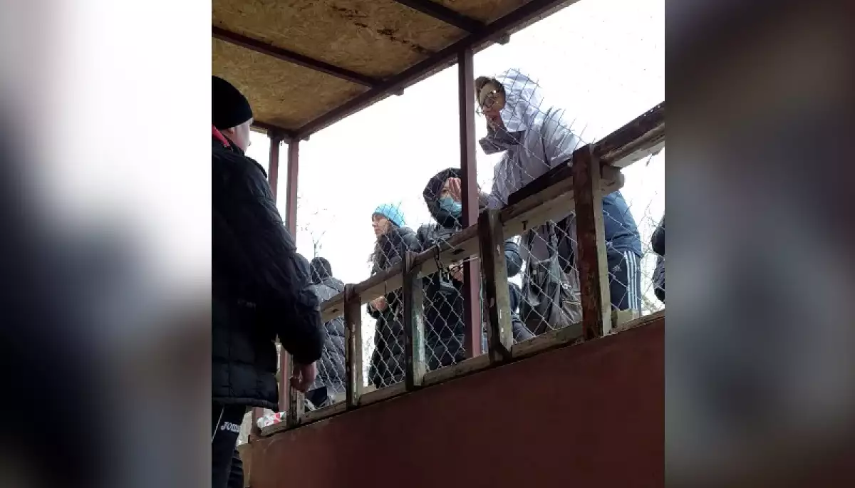 «Чужа, знімає відео». У Рівному мешканці будинку зачинили журналістку в підвалі, запідозривши диверсію (ВІДЕО)