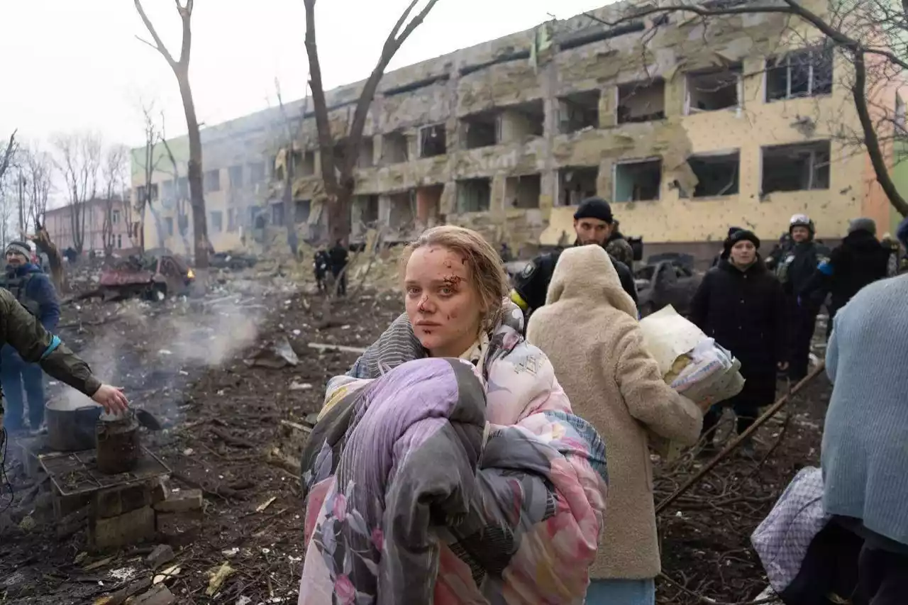 Бомбардуванню пологового будинку у Маріуполі передував фейковий репортаж Lenta.Ru про &laquo;нацистів&raquo;