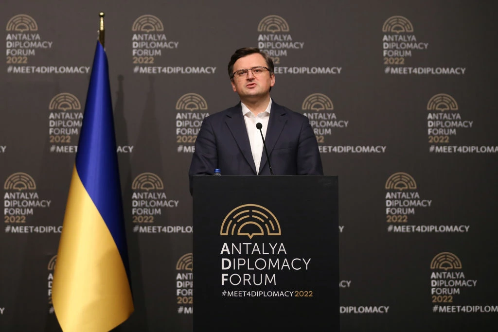 Кулеба після розмови з Лавровим: Україна не здасться, але пошуки дипломатичного рішення тривають