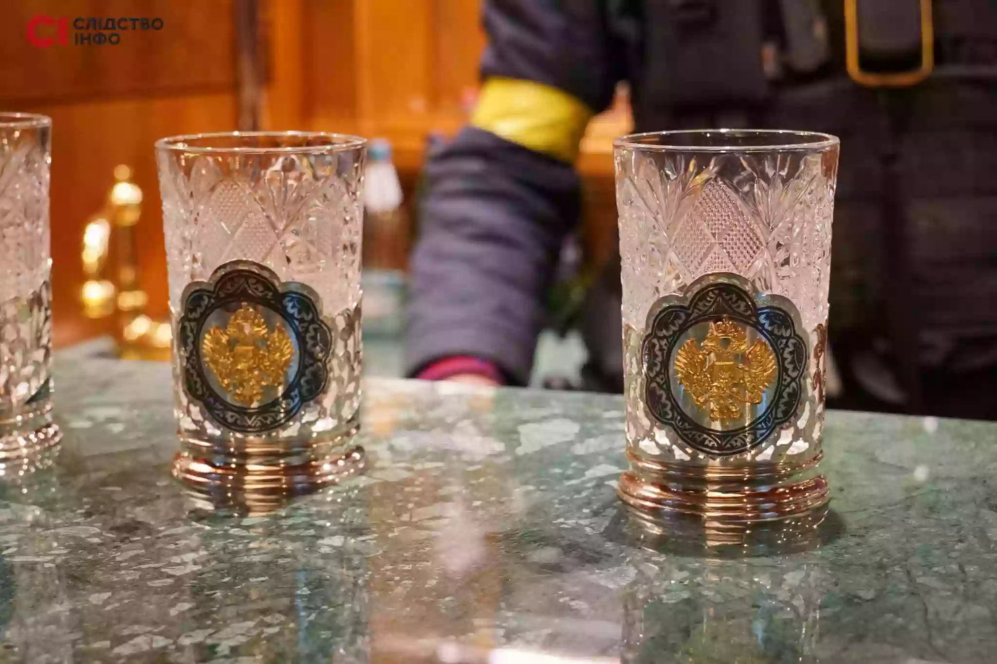 «Хворі люди». У соцмережах реагують на «золотий» самовар і склянки з гербом Росії у маєтку Медведчука