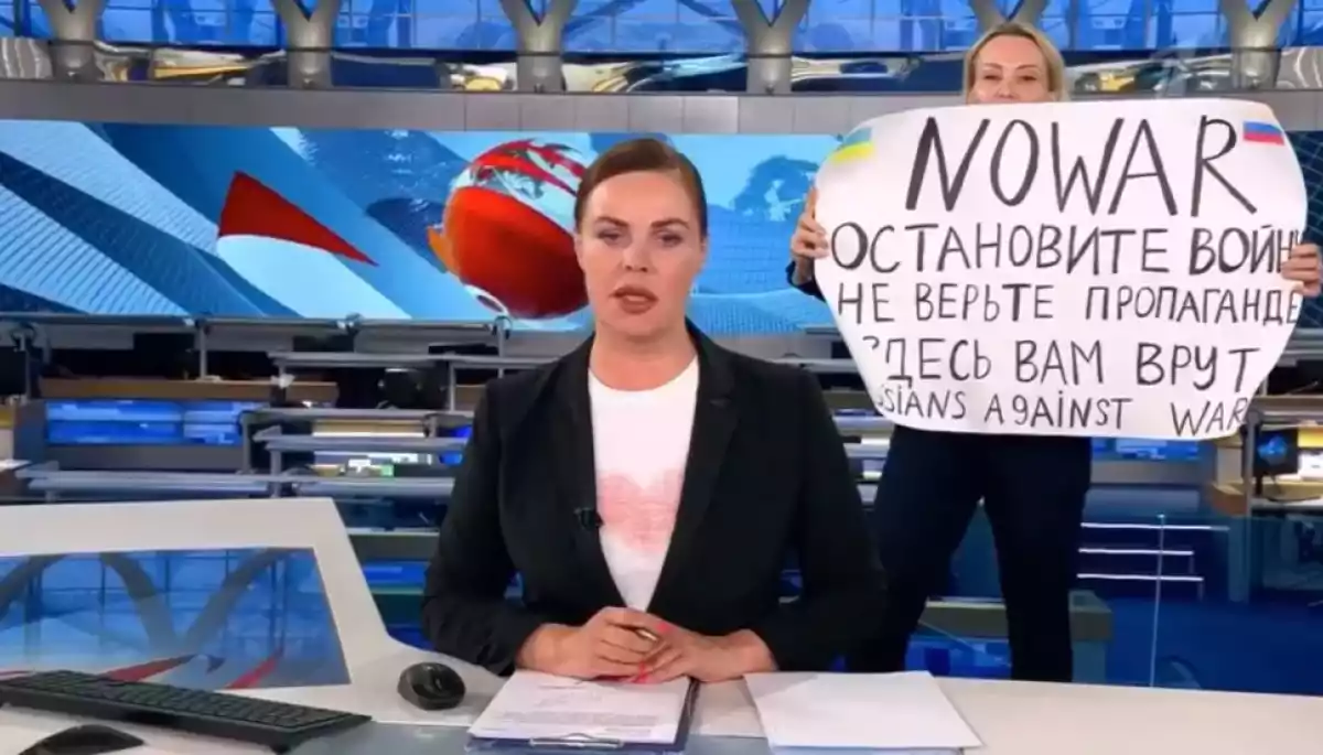 Редакторка російського «Первого канала» під час прямого ефіру вийшла з плакатом на підтримку України