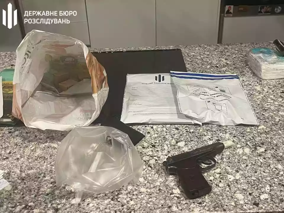 ДБР провело обшуки у нардепів &laquo;ОПЗЖ&raquo;: вилучена зброя та великі суми готівки