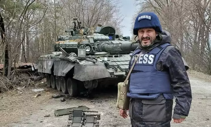 «Гуманітарний коридор». Спецкора ТСН Цаплієнка обстріляли смерчами і з танка разом із евакуаційною колоною на Чернігівщині