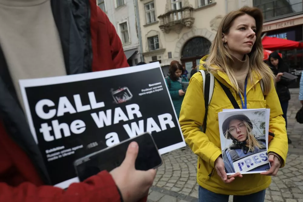«Називайте війну війною». У Львові відкрилася виставка на підтримку воєнкорів