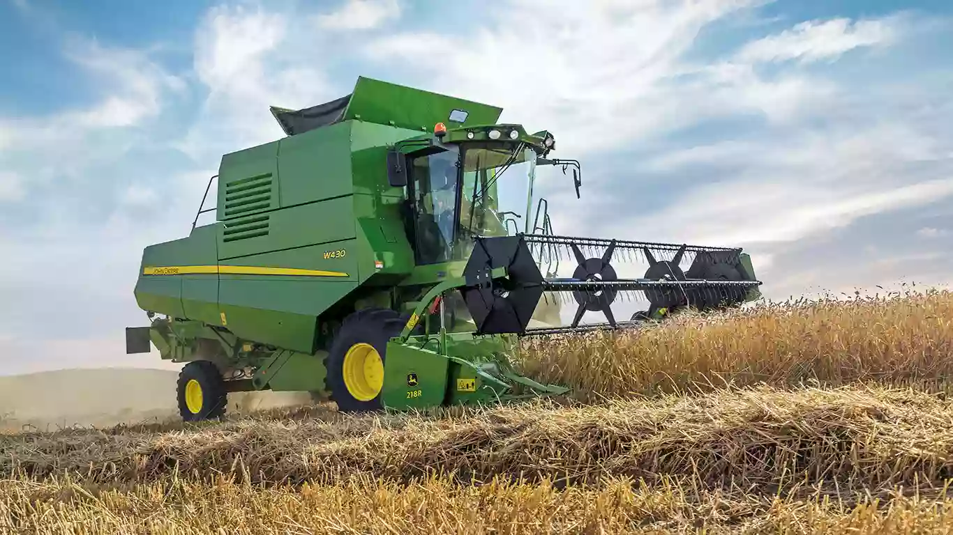 Журналісти DT.UA виявили, що кадировці вкрали у Мелітополі комбайни John Deere