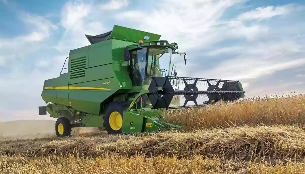 Журналісти DT.UA виявили, що кадировці вкрали у Мелітополі комбайни John Deere