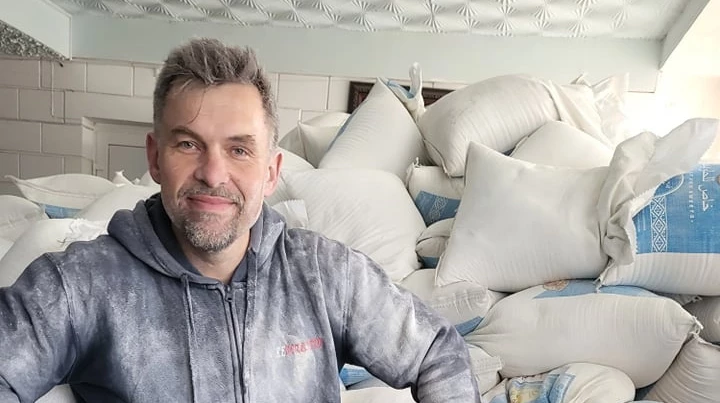 Після окупації в Іванкові телеведучий Геннадій Попенко відкрив волонтерський штаб
