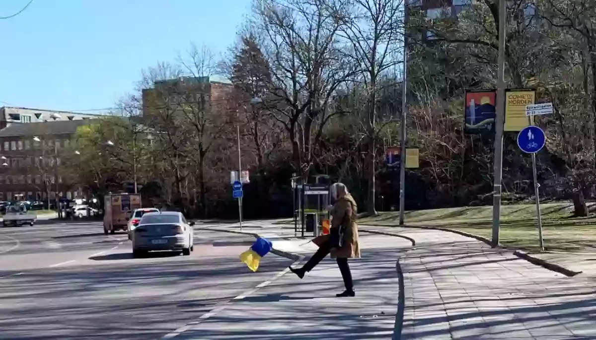 У Швеції стало вірусним відео розлюченої росіянки, яка топче український прапор