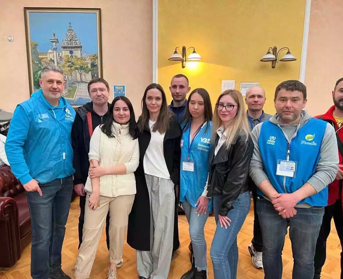 Джолі приїхала до Львова з власної ініціативи. Під час її візиту оголошували повітряну тривогу (ВІДЕО)