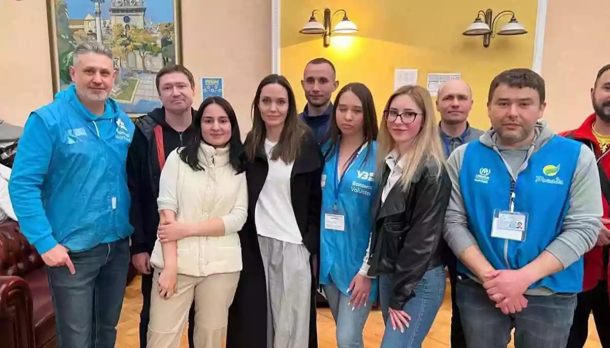 Джолі приїхала до Львова з власної ініціативи. Під час її візиту оголошували повітряну тривогу (ВІДЕО)