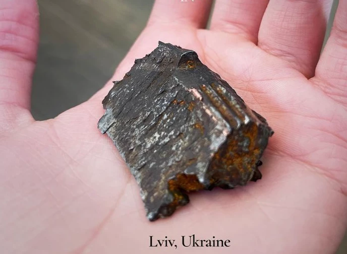Анджеліна Джолі після поїздки до України показала уламок снаряда, яким гралась маленька дівчинка