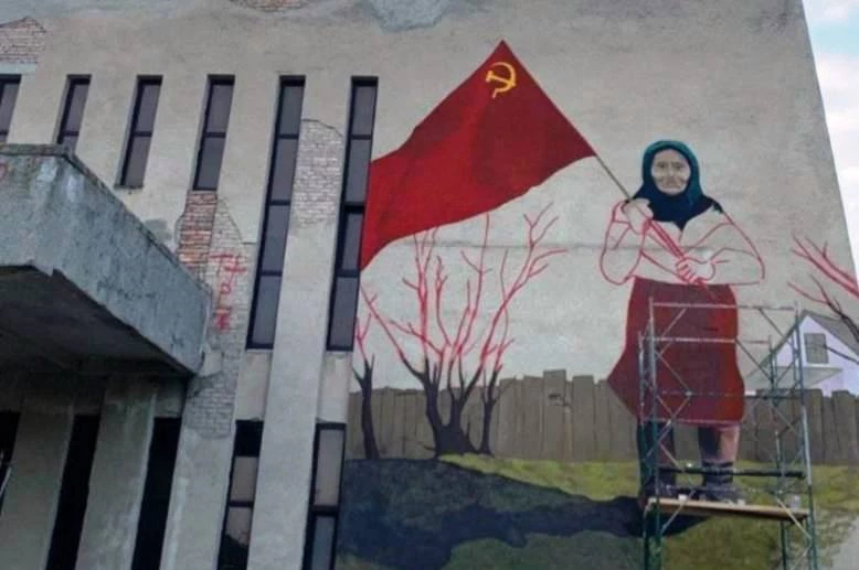 «Бабусю з червоним прапором», яка стала символом російської пропаганди, врятували українські військові