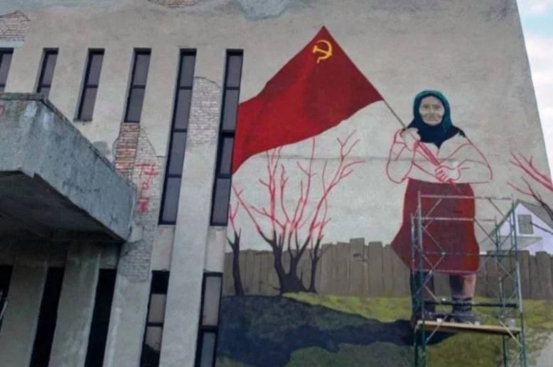 &laquo;Бабусю з червоним прапором&raquo;, яка стала символом російської пропаганди, врятували українські військові