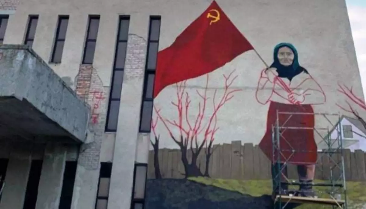 «Бабусю з червоним прапором», яка стала символом російської пропаганди, врятували українські військові