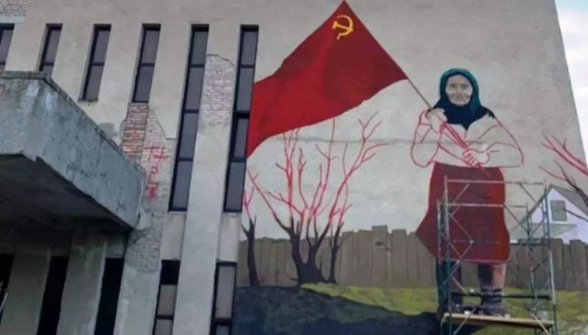 &laquo;Бабусю з червоним прапором&raquo;, яка стала символом російської пропаганди, врятували українські військові
