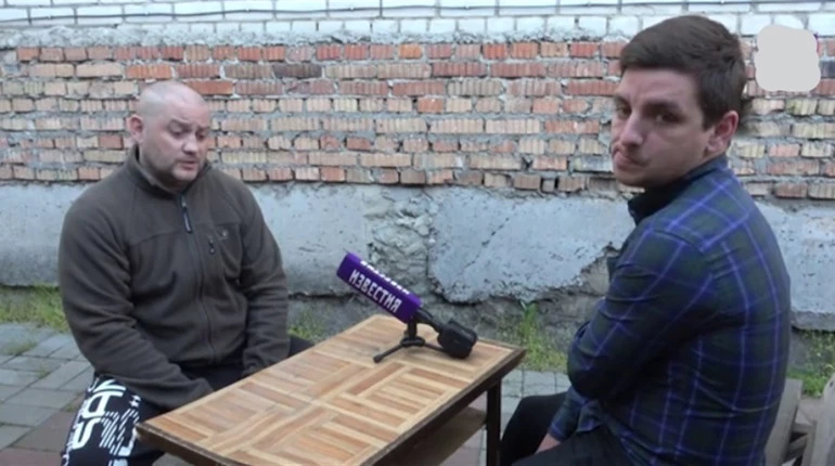 Пропагандист з Архангельська, що є спільником Стремоусова, допитує українських полонених
