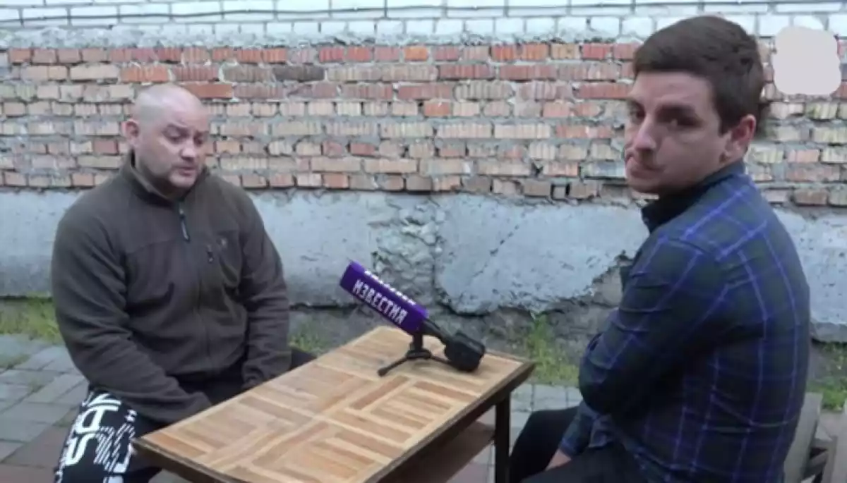 Пропагандист з Архангельська, що є спільником Стремоусова, допитує українських полонених