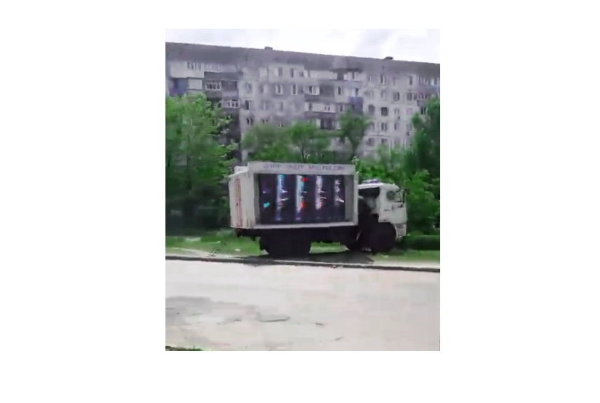 Окупанти застосували для пропаганди в Маріуполі пересувні телеекрани