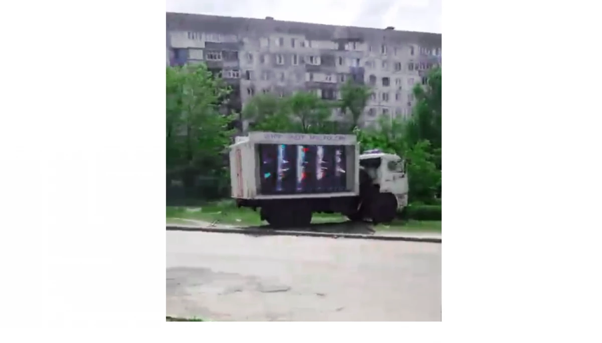 Окупанти застосували для пропаганди в Маріуполі пересувні телеекрани