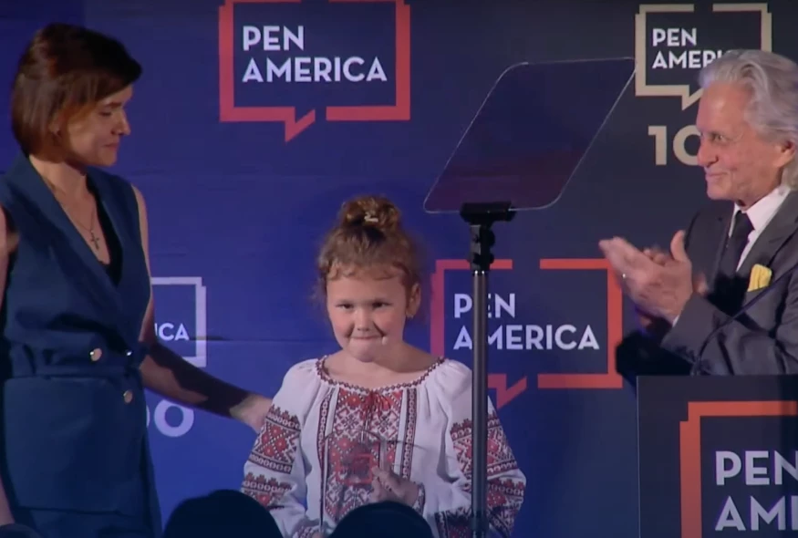 Майкл Дуглас вручив PEN/Barbey Freedom to Write Award дружині й доньці ув'язненого у Криму Єсипенка