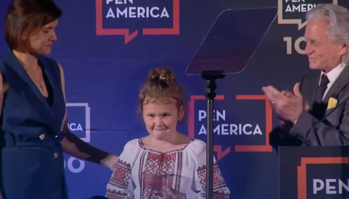 Майкл Дуглас вручив PEN/Barbey Freedom to Write Award дружині й доньці ув'язненого у Криму Єсипенка